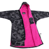 Advance Long Sleeve Surf Poncho | Voksne | Black Camo/Pink