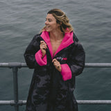 Advance Long Sleeve Surf Poncho | Voksne | Black Camo/Pink
