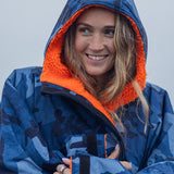 Advance Long Sleeve Surf Poncho - Voksne - Blue Camo/Orange