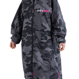 Advance Long Sleeve Surf Poncho | Voksne | Black Camo/Pink