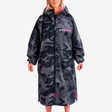 Advance Long Sleeve Surf Poncho | Voksne | Black Camo/Pink