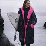 Advance Long Sleeve Surf Poncho | Voksne | Black Camo/Pink