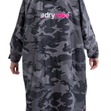 Advance Long Sleeve Surf Poncho | Voksne | Black Camo/Pink
