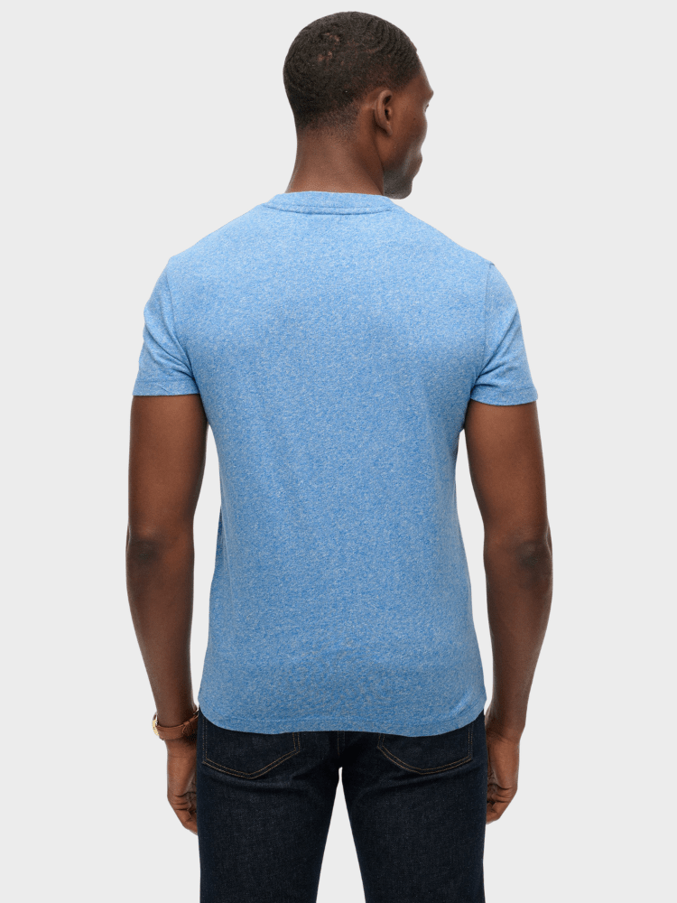 Organic Cotton Essential Logo Tshirt - Herre - Fresh Blue Grit - Gumpel & Co
