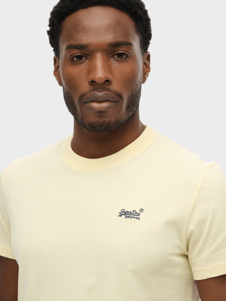 Organic Cotton Essential Logo Tshirt - Herre - Pastel Yellow/Navy - Gumpel & Co