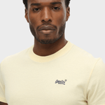 Organic Cotton Essential Logo Tshirt - Herre - Pastel Yellow/Navy - Gumpel & Co
