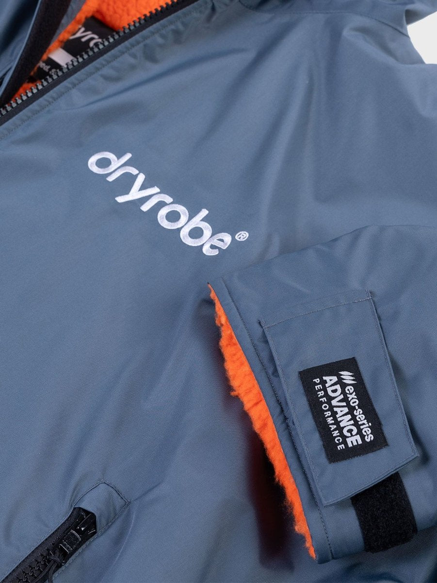 Advance Long Sleeve Surf Poncho - Voksne - Charc Grey/Orange - Gumpel & Co