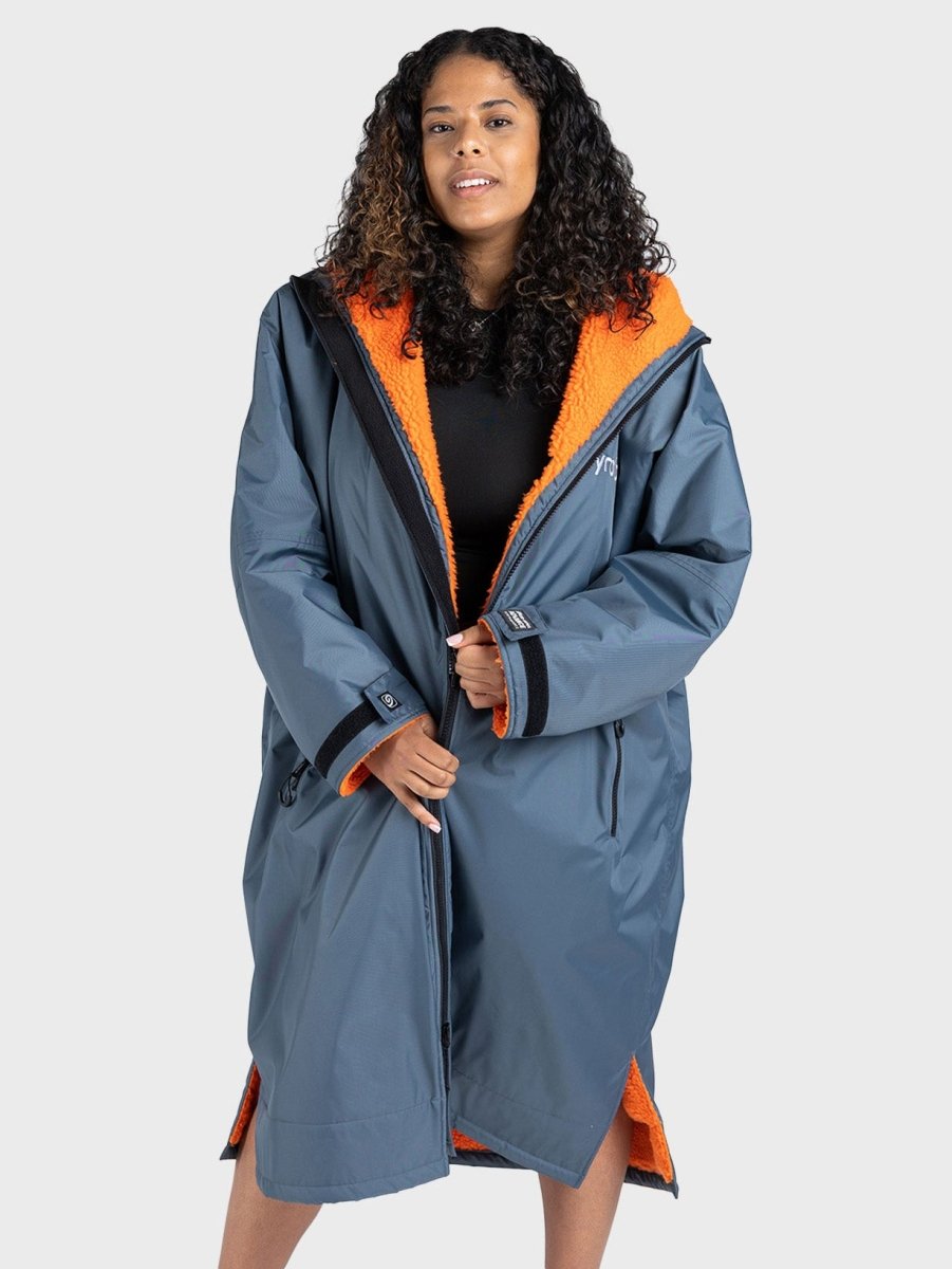 Advance Long Sleeve Surf Poncho - Voksne - Charc Grey/Orange - Gumpel & Co