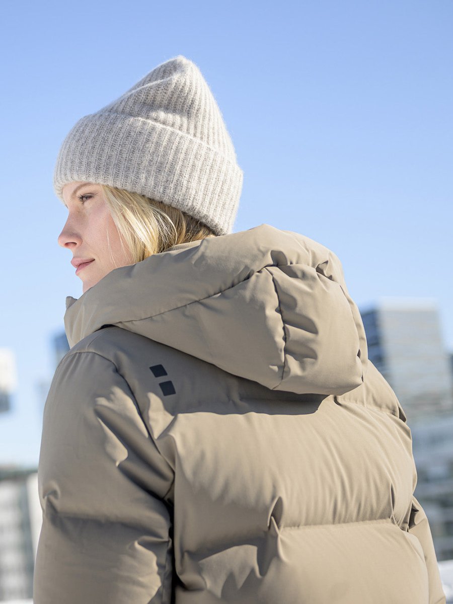 Thundra Dunfrakke - Dame - Dark Sand - Gumpel & Co