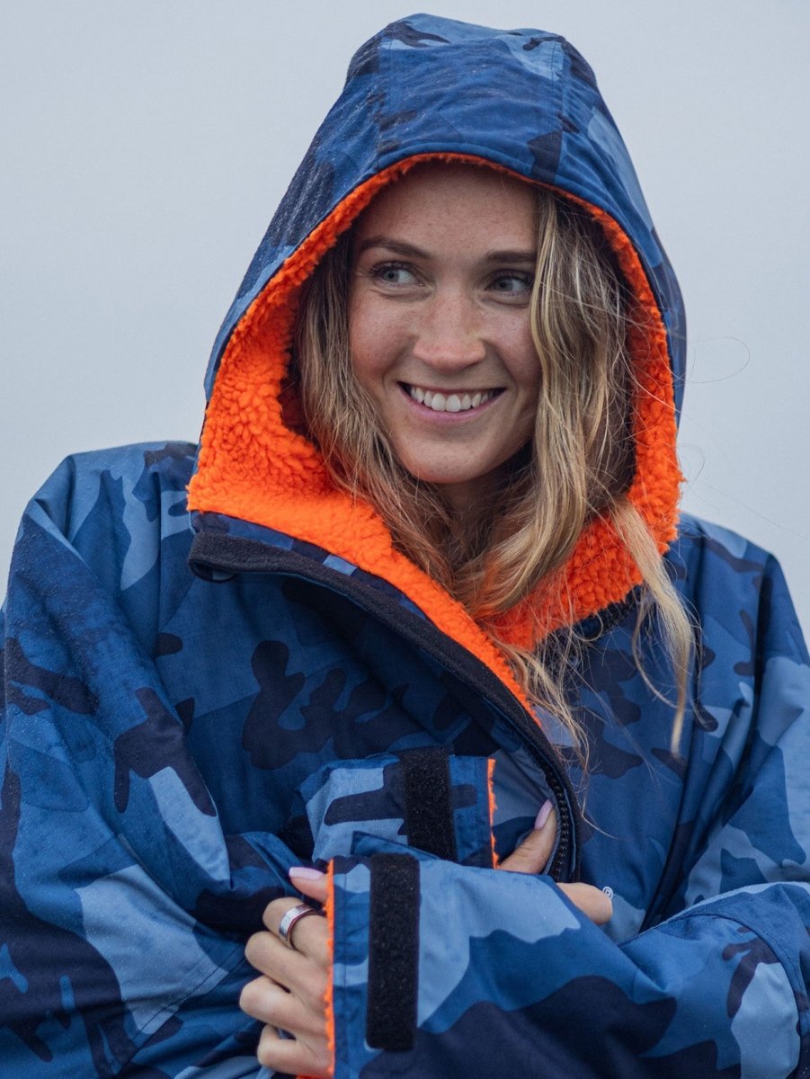Advance Long Sleeve Surf Poncho - Voksne - Blue Camo/Orange - Gumpel & Co
