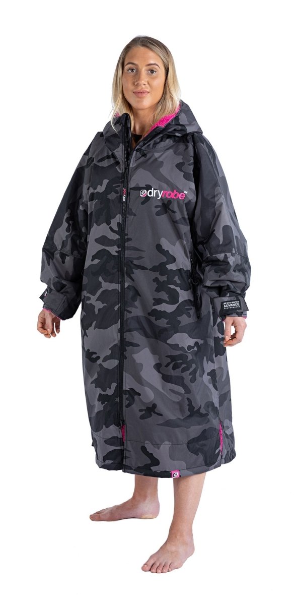 Advance Long Sleeve Surf Poncho | Voksne | Black Camo/Pink - Gumpel & Co
