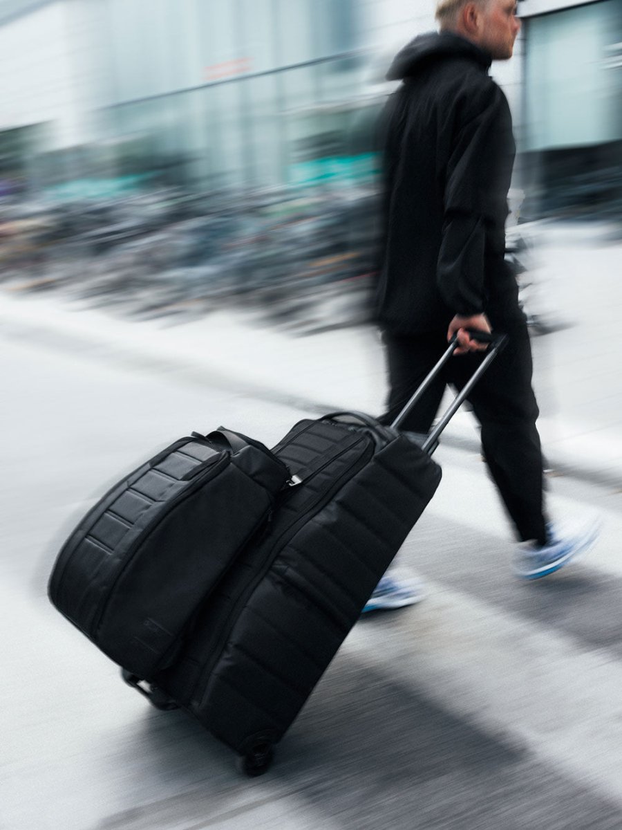 Hugger Backpack 25L - Black Out - Gumpel & Co