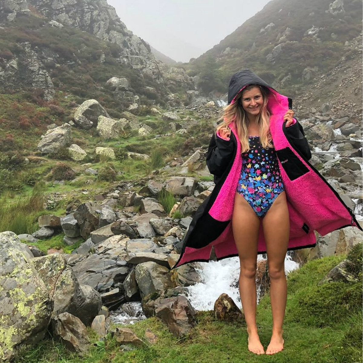 Advance Long Sleeve Surf Poncho - Voksne - Black/Pink - Gumpel & Co