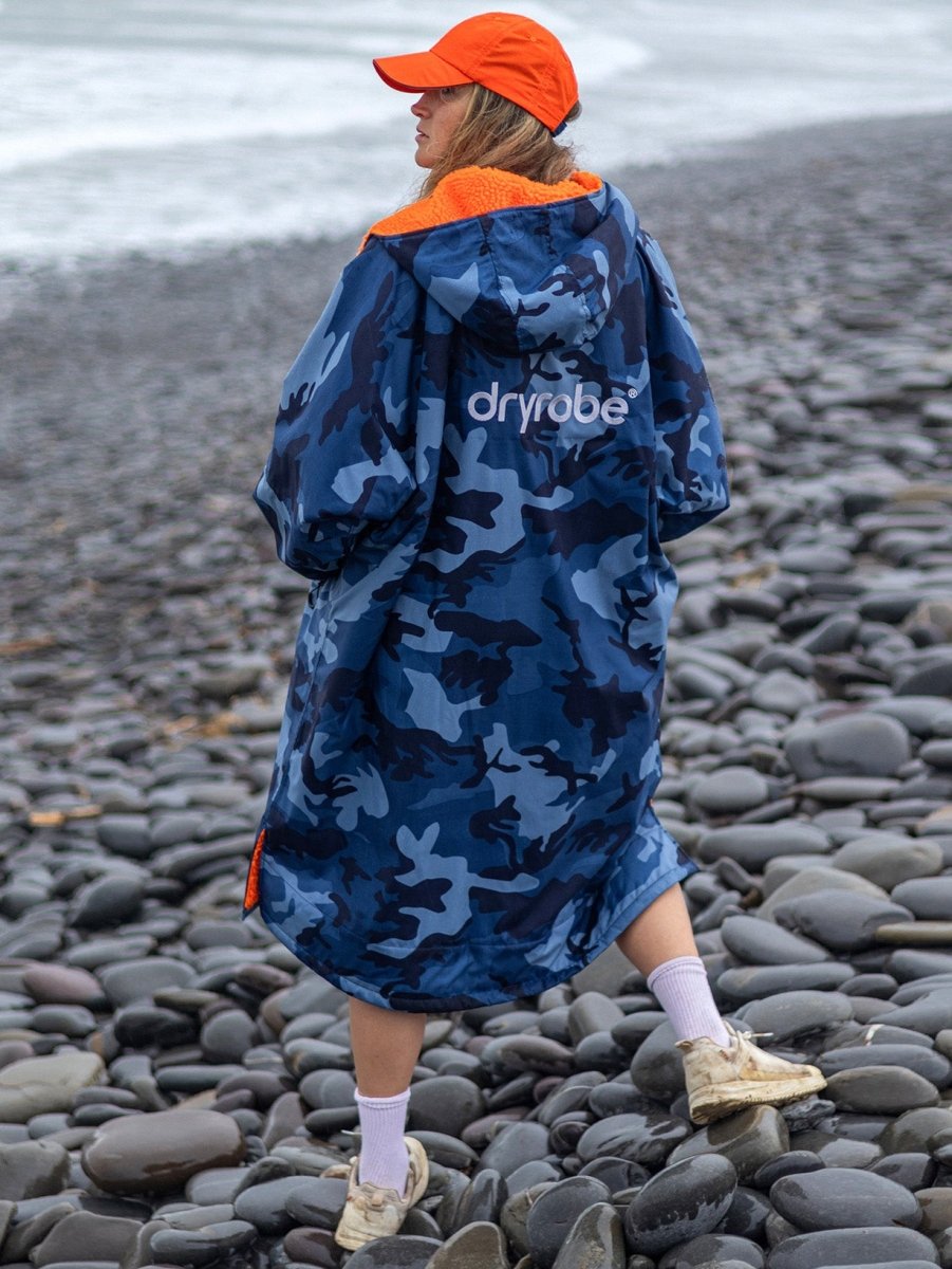Advance Long Sleeve Surf Poncho - Voksne - Blue Camo/Orange - Gumpel & Co