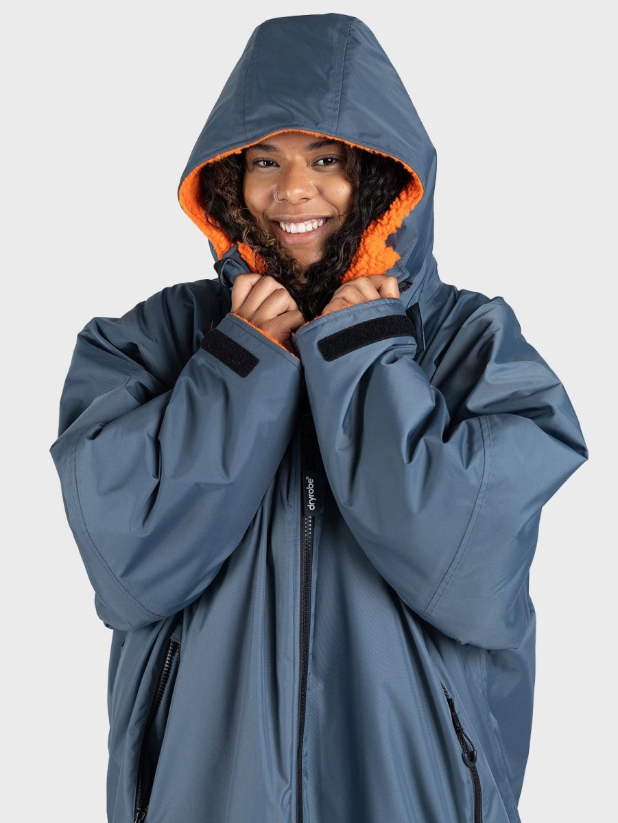 Advance Long Sleeve Surf Poncho - Voksne - Charc Grey/Orange - Gumpel & Co