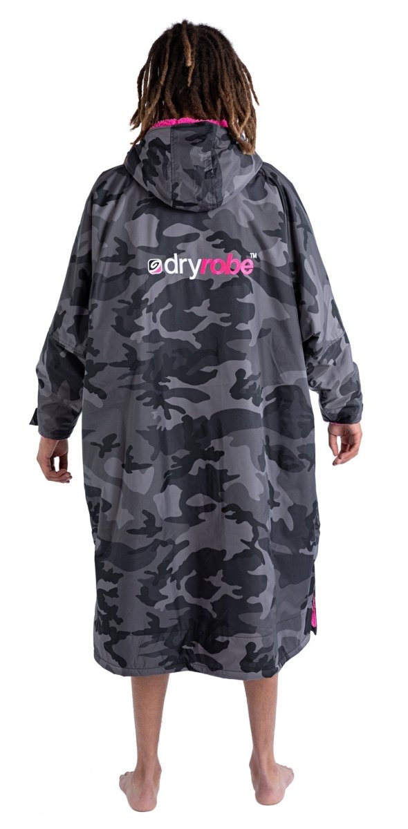 Advance Long Sleeve Surf Poncho | Voksne | Black Camo/Pink - Gumpel & Co