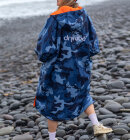 Dryrobe - Advance Long Sleeve Surf Poncho - Voksne - Blue Camo/Orange