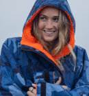 Dryrobe - Advance Long Sleeve Surf Poncho - Voksne - Blue Camo/Orange